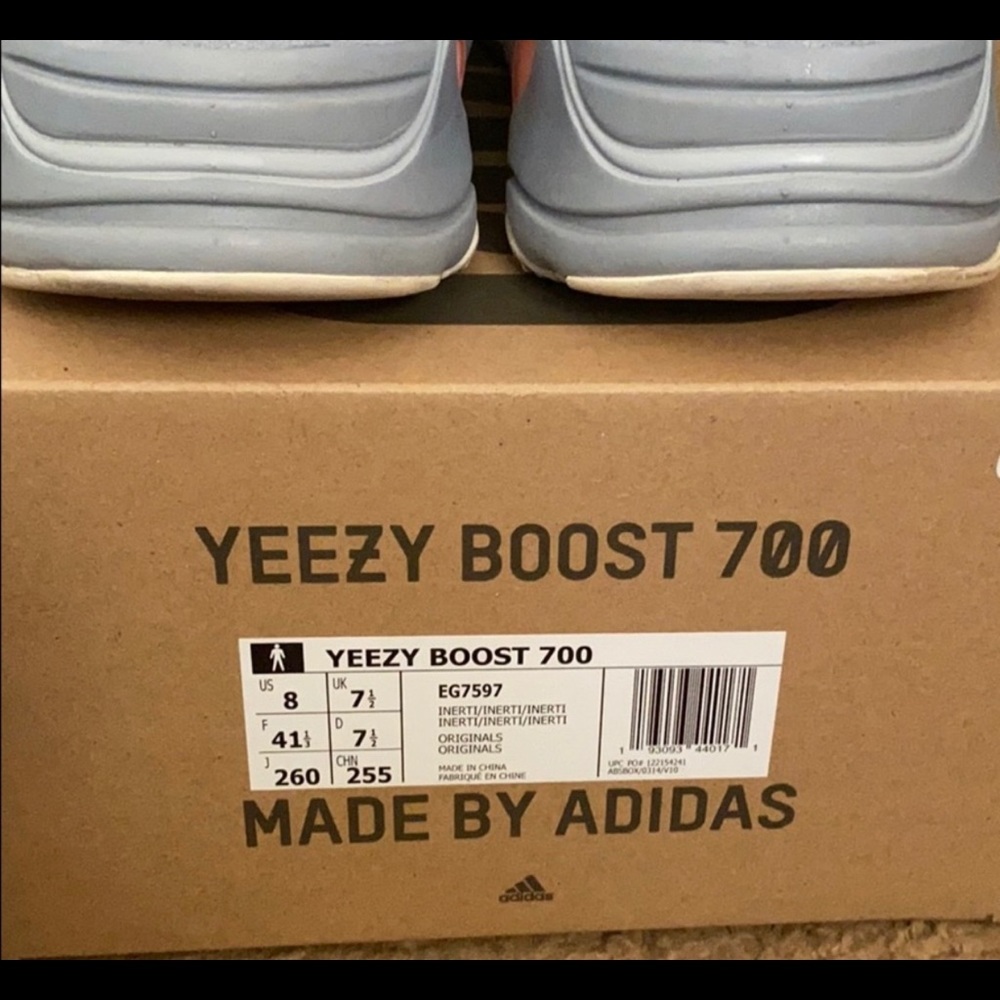 Yeezy 700 - Picture 4 of 5